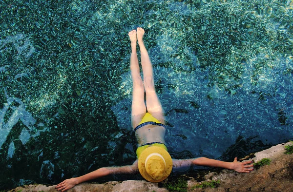 Menina Bonita Nova Maiô Amarelo Deitado Água Close Piscina — Fotografia de Stock