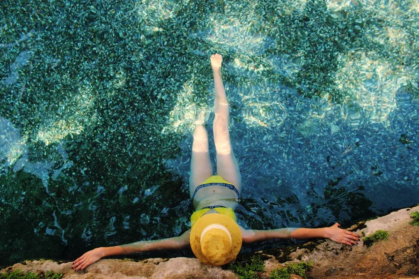 Ung Vacker Flicka Gul Baddräkt Liggande Vattnet Poolen Närbild — Stockfoto
