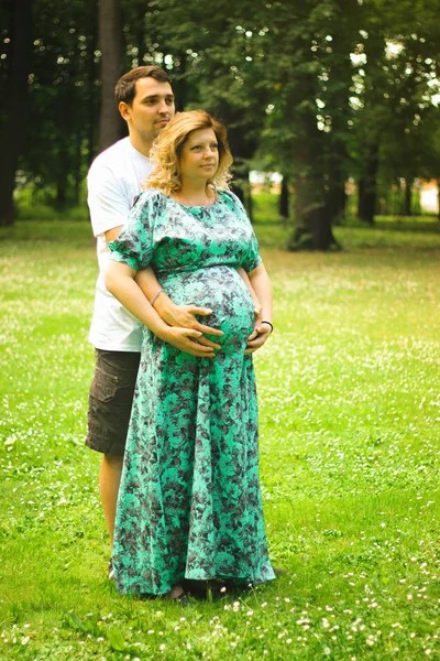 Giovane bella coppia innamorata primo piano nella stagione estiva all'aperto — Foto Stock