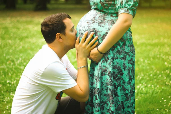 Giovane bella coppia innamorata primo piano nella stagione estiva all'aperto — Foto Stock