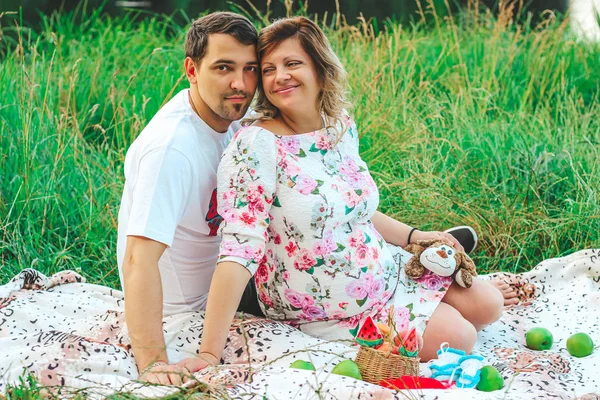 Belo casal apaixonado no fundo do lago no parque no verão closeup — Fotografia de Stock