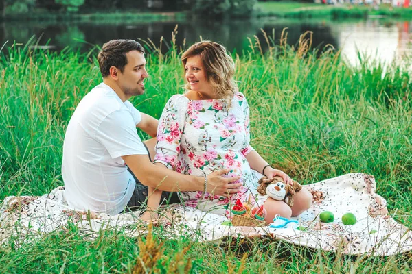 Nádherný pár v lásce na pozadí jezera v parku v létě closeup — Stock fotografie