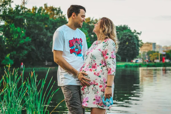 Bella coppia innamorata sullo sfondo del lago nel parco in estate primo piano — Foto Stock