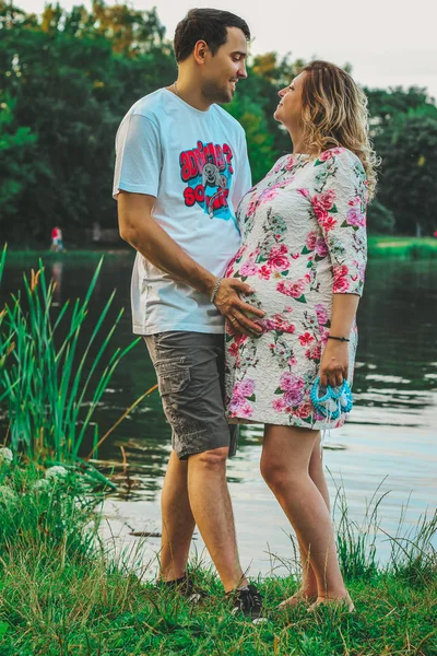 Belo casal apaixonado no fundo do lago no parque no verão closeup — Fotografia de Stock