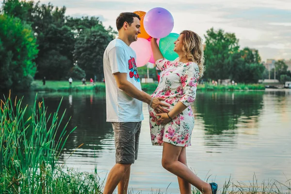 Bella coppia innamorata sullo sfondo del lago nel parco in estate primo piano — Foto Stock