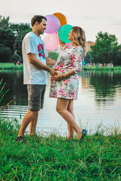 Nádherný pár v lásce na pozadí jezera v parku v létě closeup — Stock fotografie