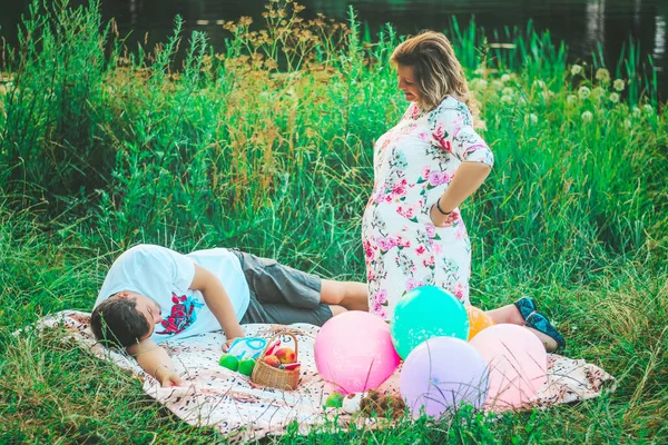 Bella coppia innamorata sullo sfondo del lago nel parco in estate primo piano — Foto Stock