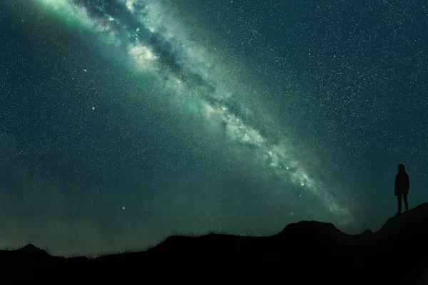 Silueta Una Joven Paisaje Montañoso Por Noche Contra Cielo Azul — Foto de Stock