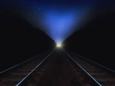 Gece tren yol closeup yıldızlı gökyüzü arka plan ve ışıklar üzerinde boy ölçüşemez. Yıldız ile gece manzarası.
