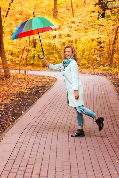 Ung Vacker Flicka Promenader Höst Parken Med Färgglad Paraply — Stockfoto