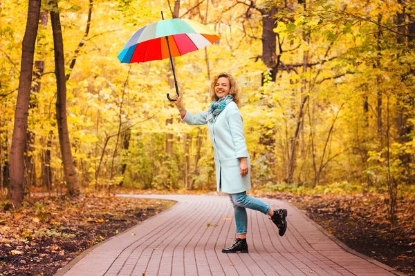 Ung Vacker Flicka Promenader Höst Parken Med Färgglad Paraply — Stockfoto