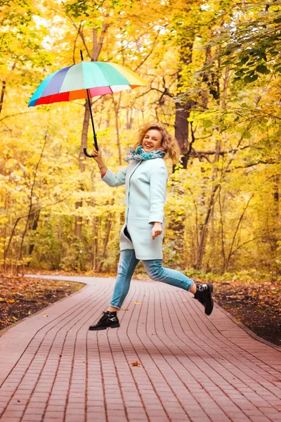 Ung Vacker Flicka Hoppning Höst Parken Med Färgglad Paraply — Stockfoto