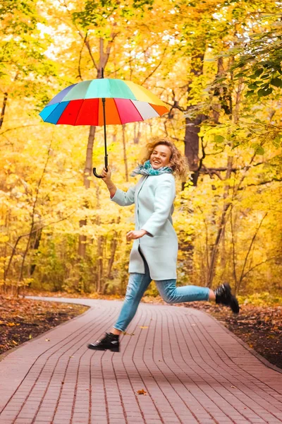 Ung Vacker Flicka Hoppning Höst Parken Med Färgglad Paraply — Stockfoto