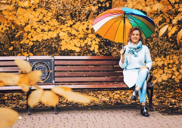 Ung Vacker Flicka Sitter Bänken Parken Hösten Med Färgglad Paraply — Stockfoto