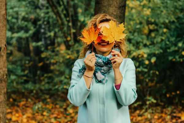 Krásná Mladá Dívka Chodí Podzimním Parku Barevný Deštník — Stock fotografie