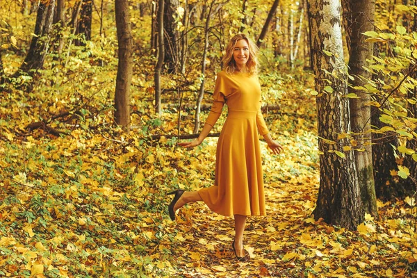 Young Beautiful Girl Yellow Long Dress Walks Autumn Park Fallen — Stock Photo, Image