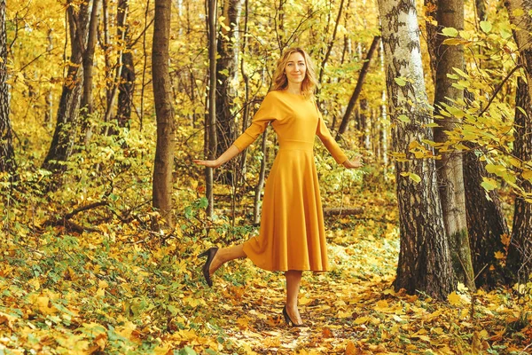 Egy Sárga Hosszú Ruha Fiatal Gyönyörű Lány Sétál Lehullott Levelek — Stock Fotó