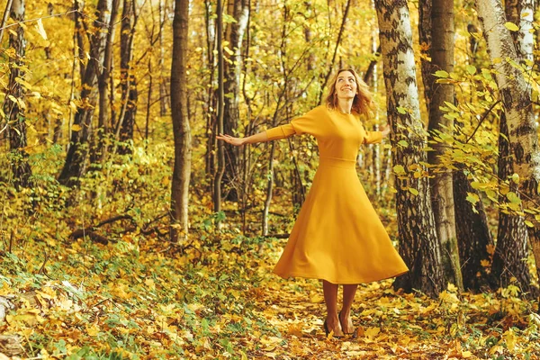 Giovane Bella Ragazza Abito Lungo Giallo Passeggiate Nel Parco Autunnale — Foto Stock