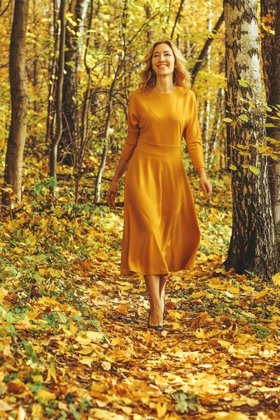 Молода Красива Дівчина Жовтій Довгій Сукні Гуляє Осінньому Парку Опалим — стокове фото