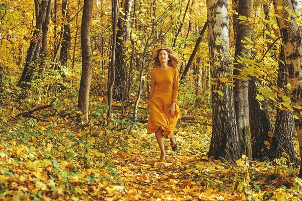 Mooi Meisje Een Gele Jurk Voor Lange Wandelingen Herfst Park — Stockfoto