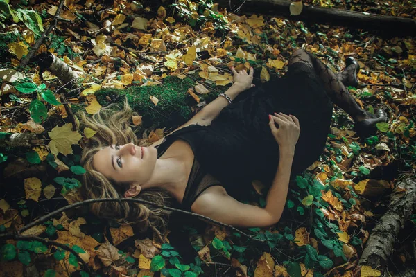 Uma Bruxa Jovem Tipo Vestido Preto Com Uma Máscara Preta — Fotografia de Stock