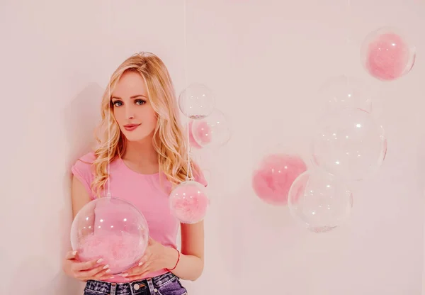 Krásná Mladá Blondýnka Dívka Růžovém Bílém Pozadí Růžové Průhledné Bubliny — Stock fotografie
