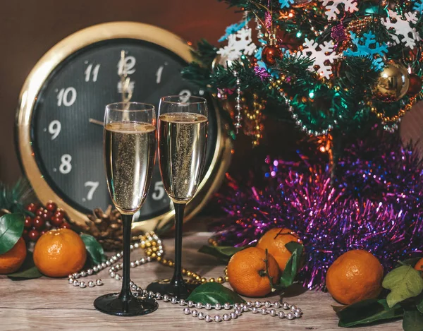 Weihnachtskomposition Bestehend Aus Uhren Sektgläsern Mit Blasen Geschmücktem Weihnachtsbaum Mandarinen — Stockfoto