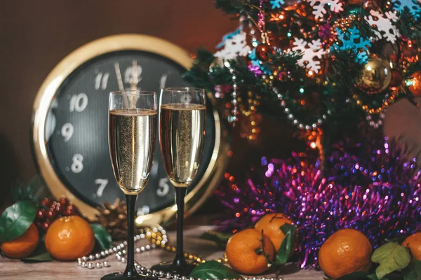 Weihnachtskomposition Bestehend Aus Uhren Sektgläsern Mit Blasen Geschmücktem Weihnachtsbaum Mandarinen — Stockfoto
