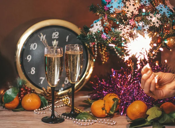 Weihnachtskomposition Bestehend Aus Stunden Deren Pfeil Bei Uhr Ist Sektgläsern — Stockfoto