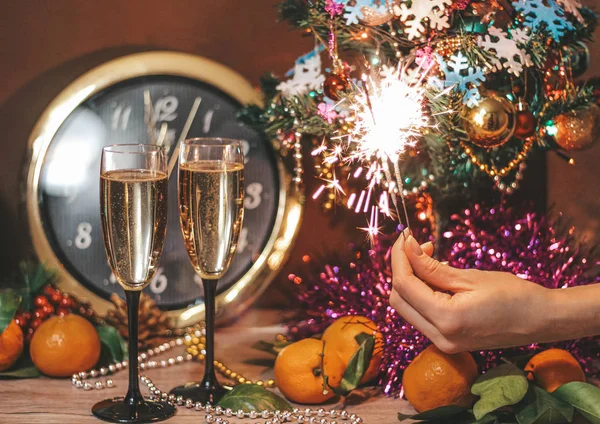 Weihnachtskomposition Bestehend Aus Stunden Deren Pfeil Bei Uhr Ist Sektgläsern — Stockfoto