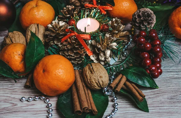 Composição Natal Tangerinas Paus Canela Ramos Abeto Nozes Decorações Brilhantes — Fotografia de Stock