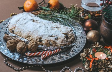 Stollen Noel kek ışıltılı dekorasyon kahverengi bir zemin üzerine