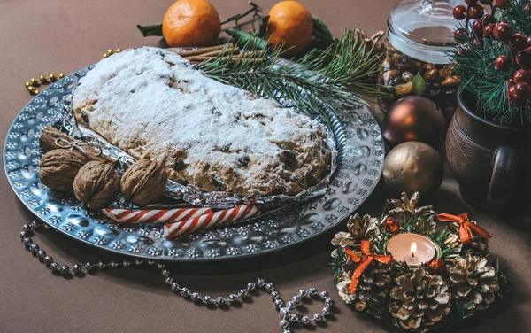 Stollen Placek Brązowym Tle Błyszczącymi Dekoracje — Zdjęcie stockowe