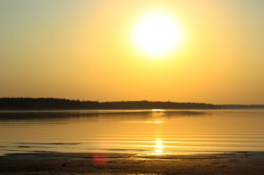 Gün batımı yakın çekim sırasında büyüleyici deniz manzara.