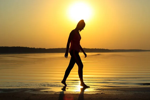 Silueta Una Joven Hermosa Niña Caminando Largo Orilla Del Mar — Foto de Stock