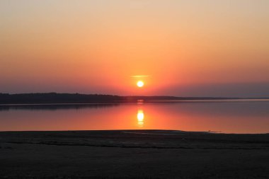 Pembe gün batımı yakın çekim sırasında inanılmaz deniz manzara.