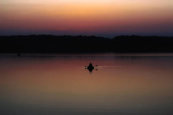 Silhouet Van Een Man Welke Drijvend Een Boot Zee Bij — Stockfoto