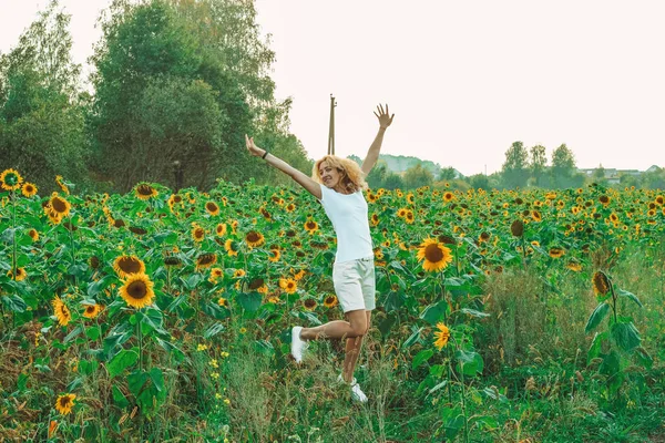 Jovem Mulher Bonita Close Com Girassol Fundo Campo Verão — Fotografia de Stock