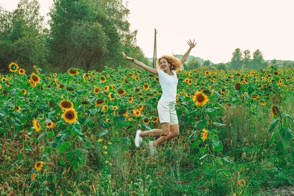 Giovane Bella Donna Primo Piano Con Girasole Sullo Sfondo Campo — Foto Stock