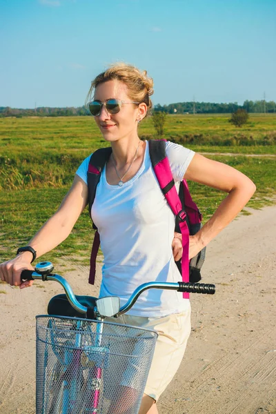 Młoda Piękna Kobieta Stojąc Jej Zbliżenie Różowy Rower Okresie Letnim — Zdjęcie stockowe