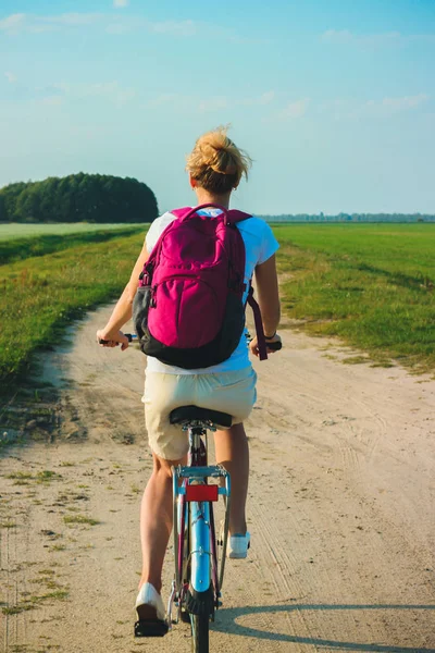 Młoda Piękna Kobieta Jeździ Się Rowerze Okresie Letnim Tle Zielonych — Zdjęcie stockowe