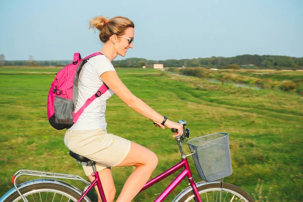 Młoda Piękna Kobieta Jeździ Się Rowerze Okresie Letnim Tle Zielonych — Zdjęcie stockowe