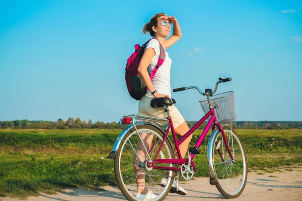 Młoda Piękna Kobieta Stojąc Jej Zbliżenie Różowy Rower Okresie Letnim — Zdjęcie stockowe