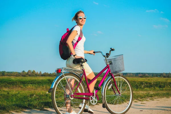 Młoda Piękna Kobieta Stojąc Jej Zbliżenie Różowy Rower Okresie Letnim — Zdjęcie stockowe