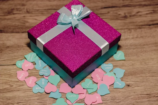 Tarjeta Felicitación Valentine Brillante Regalo Rosa Con Lazo Sobre Fondo —  Fotos de Stock
