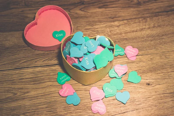 Geschenk Rosa Box Form Eines Herzens Gefüllt Mit Bunten Kleinen — Stockfoto