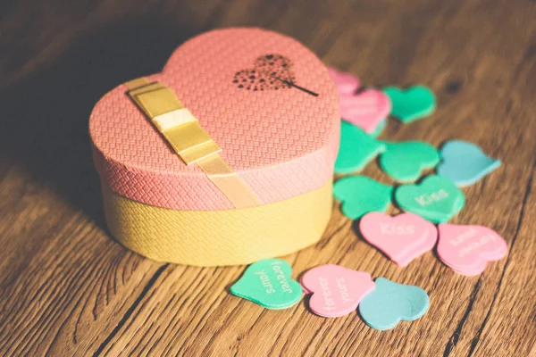 Geschenk Rosa Box Form Eines Herzens Gefüllt Mit Bunten Kleinen — Stockfoto