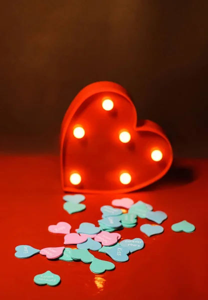 Glühend Rotes Herz Mit Taschenlampen Auf Rotem Hintergrund Nahaufnahme — Stockfoto
