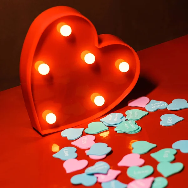 Glühend Rotes Herz Mit Taschenlampen Auf Rotem Hintergrund Nahaufnahme — Stockfoto