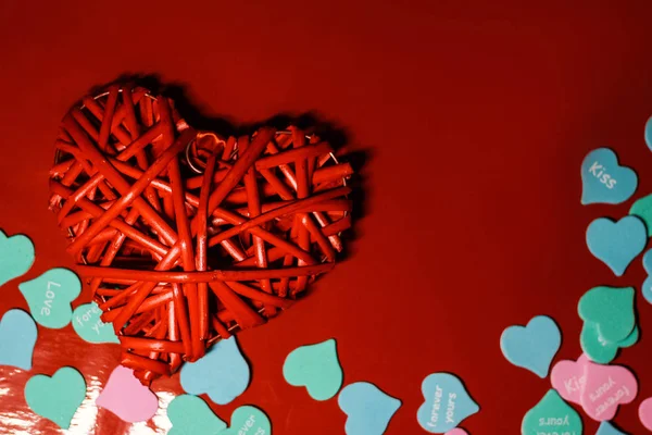 Schöne Rote Herznahaufnahme Mit Dekorationen Aus Bunten Herzen — Stockfoto